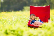 Девушка в костюме спит в кресле — стоковое фото