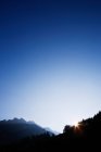 Схід сонця над гір у місті vals, Швейцарія — стокове фото