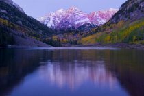 Scenic view of mountains and Maroon Lake at sunset — Stock Photo