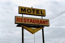 Motel und Restaurant Schild — Stockfoto