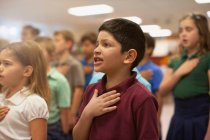Дети, декламирующие клятву верности в школе — стоковое фото
