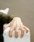 Männliche Hand greift nach dem Sofa-Arm — Stockfoto