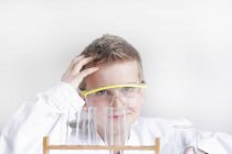 Estudante usando óculos de segurança no laboratório — Fotografia de Stock