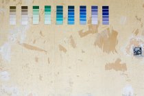 Gráficos de cores em uma parede, conceito de melhoria de casa — Fotografia de Stock