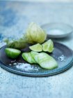 Тарелка из нарезанных фруктов с солью — стоковое фото