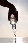 Adolescente menino derramando água fora de garrafa — Fotografia de Stock