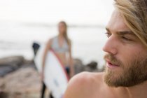 Jovem casal se preparar para ir surfar — Fotografia de Stock