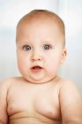 Gros plan de bébé fille ith visage surpris — Photo de stock