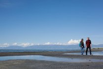 Young couple walking, looking at each other, Great Salt Lake, Utah, USA — Stock Photo