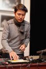 Musiker spielt mit Synthesizer — Stockfoto