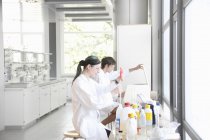 Estudiantes de química trabajando en laboratorio - foto de stock