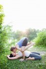 Paar küsst und praktiziert Yoga — Stockfoto