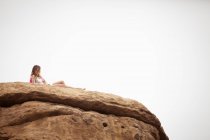 Mulher relaxante na formação rochosa, Stoney Point, Topanga Canyon, Chatsworth, Los Angeles, Califórnia, EUA — Fotografia de Stock
