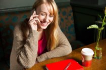 Frau telefoniert mit Handy und lacht — Stockfoto