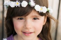 Primo piano di ragazza che indossa fiore corona — Foto stock