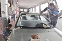 Mechaniker arbeiten an Auto in Garage — Stockfoto