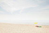 Зонтик и полотенца на пляже — стоковое фото