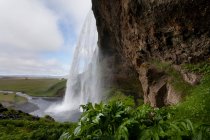 Водопад над скалой — стоковое фото