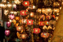 Lâmpadas tradicionais no grande bazar, Istambul, Turquia — Fotografia de Stock
