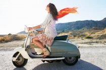 Donna con moto e sidecar — Foto stock