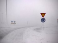 Дорожные знаки в снежном ландшафте — стоковое фото
