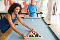 Senior man and wife setting up pool table — Stock Photo