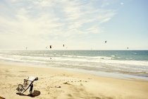 Vista de kitesurfers na água — Fotografia de Stock