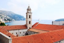 Vista ad alto angolo del monastero di Dubrovnik con acqua sullo sfondo, Croazia — Foto stock