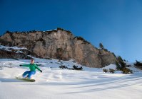 Snowboarder livre equitação nas montanhas — Fotografia de Stock