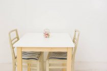 Vaso di caramelle posto su un tavolo, vista interna — Foto stock