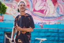 Junger Mann lächelt an Graffiti-Wand, Le Plateau, Montreal, Quebec, Kanada — Stockfoto