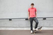 Jeune homme avec skateboard — Photo de stock