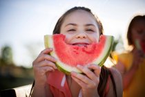 Lächelndes Mädchen isst Wassermelone — Stockfoto