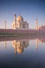 Taj Mahal reflejado en la piscina - foto de stock