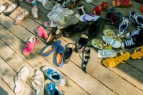 Schuhe auf Holzplanken — Stockfoto
