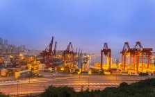 Observación de la vista del puerto marítimo, Hong Kong, China - foto de stock