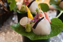 Verziertes Stück Sushi — Stockfoto