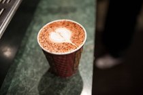 Einwegbecher mit Herzform und Zimt im Kaffee — Stockfoto