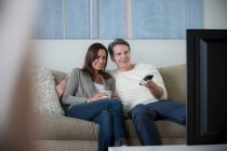 Mature couple watching tv — Stock Photo