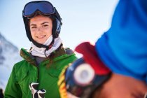 Девочка на лыжном празднике — стоковое фото