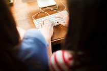 Duas adolescentes usando computador, tiro recortado, foco seletivo — Fotografia de Stock