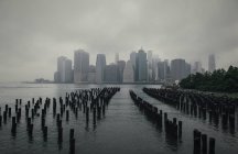 Nebliger Blick auf die Skyline von Manhattan, New York, USA — Stockfoto