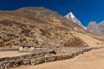 Casa de piedra en valle de montaña - foto de stock
