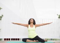 Donna matura che pratica yoga — Foto stock