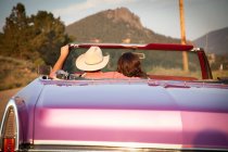 Rear view of couple in convertible car — Stock Photo