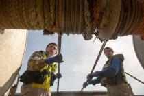 Рыбаки шатаются в сети — стоковое фото