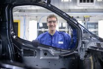 Porträt eines Arbeiters mit Kesselanzug und Schutzbrille in einer Autofabrik — Stockfoto