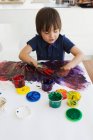 Boy doigt peinture sur papier — Photo de stock