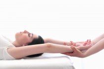 Жінка має масаж зап'ястя в спа — стокове фото