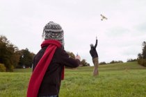 Père et fils font voler un cerf-volant — Photo de stock